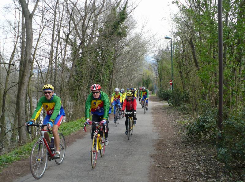 Cyclos de Meylan sur les berges de l'isere en mars 2008