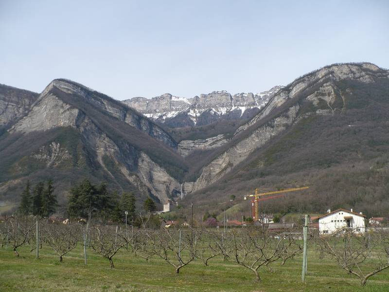Le Cirque de Crolles, tel qu'un cycliste un tant soit peu attentionné peut l'admirer en passant par les vergers de la Terrasse à Crolles.