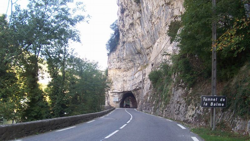Tunnel de la Balme sur la D 105 à Virignin en 2009 : Cyclistes serrez .. les fesses et à droite