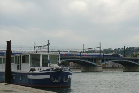 Le Tgv et les péniches sur le Rhône à Lyon