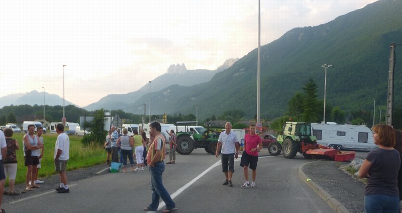 Conflit entre les gens du Voyage et les propriaitaires agriculteurs à Doussard en 2010
