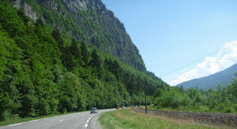 D 1205 entre Cluses et Magland en 2010 : Possibilité de créer une bande cyclable en vallée d'Arve , non ?