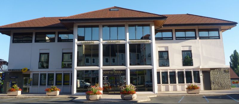 La mairie flambante neuve de Bons en chablais un petit matin de juillet 2010