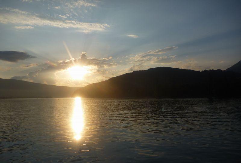 Coucher de soleil sur le lac d'Annecy en baie de Talloires et le roc de chère en 2010