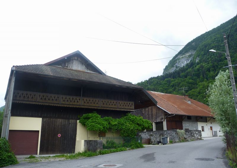 Village de Thuet, au pied de la côte menant au Mont saxonnex