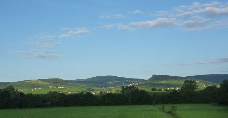 La roche de Solutré, vue de la piste cyclable