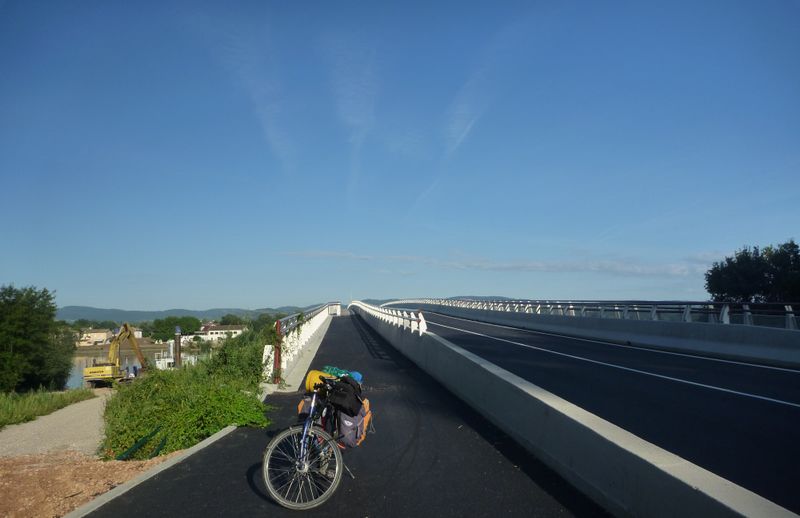 Pont et zone cyclable sur la saone