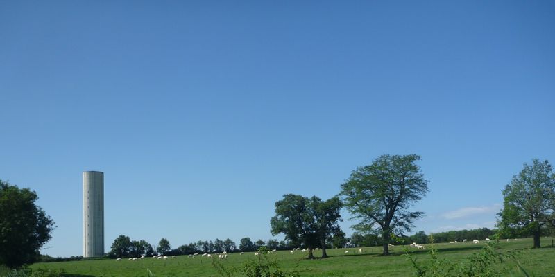 Château d'eau dans la plaine de l'Ain