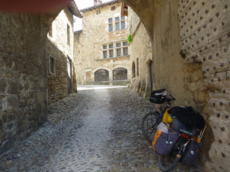 Petite visite de Pérouges direct en ce matin d'aout 2010