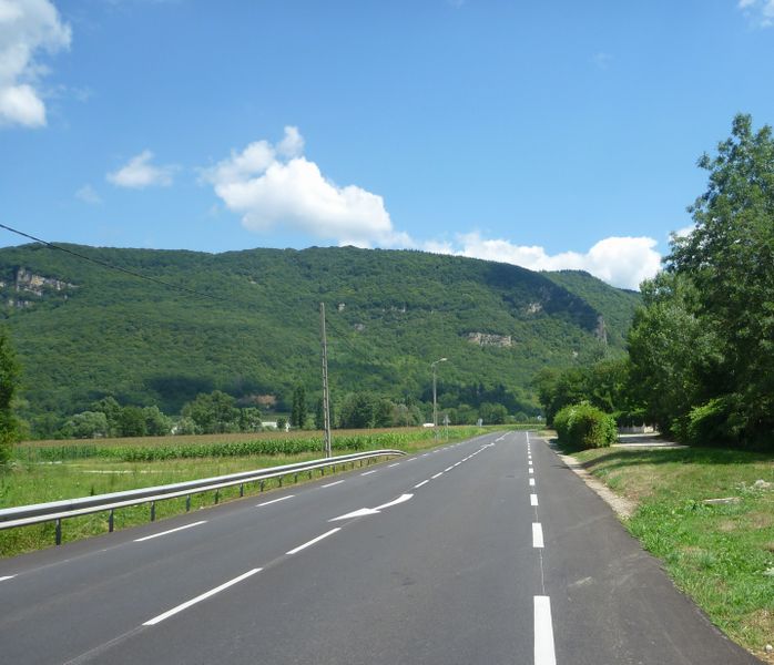 Bande cyclable le long de la route à Saint Sorlin en Bugey