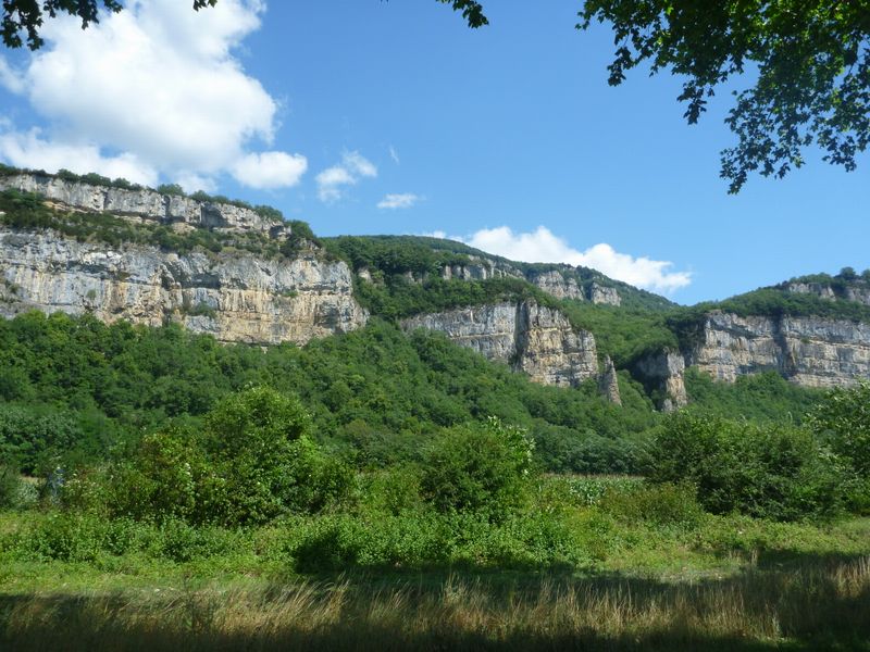 Les escarpements du Bugey dominent la vallée du Rhône