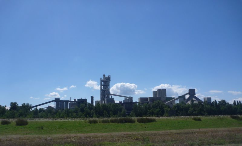 La cimenterie Vicat, attraction sur la via Rhôna en 2010 