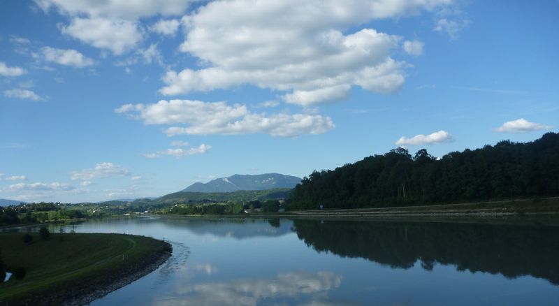Le Rhône à Chanaz : le Grand colombier en barre l'horizon
