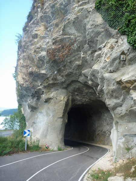 Tunnel sur la via Rhôna, remarquez les fleurs, témoins d'un accident