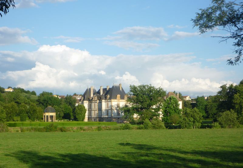 Château aperçu entre les arbres au long d ela voie cyclable Mâcon Cluny