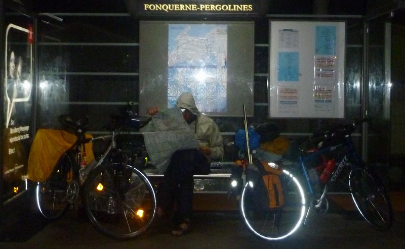 Pluie du matin à Sète en 2010 pour ces deux cyclo-touristes : Retour planche photos