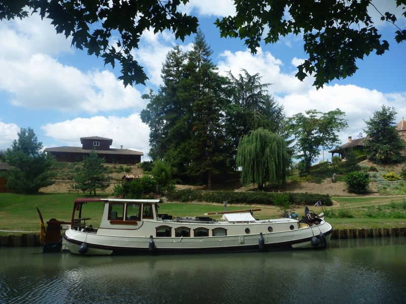 Péniche de luxe amarée près d'une résidence de luxe sur le canal latéral à la Garonne en 2010
