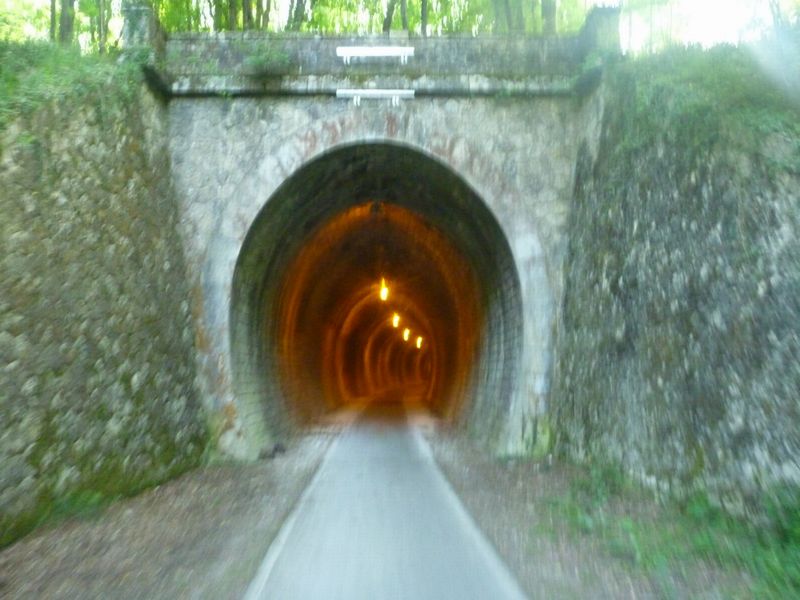 Le fameux tunnel en 2010 d'Espiet sur la piste cyclable Lapébie entre Sauveterre et Bordeaux 
