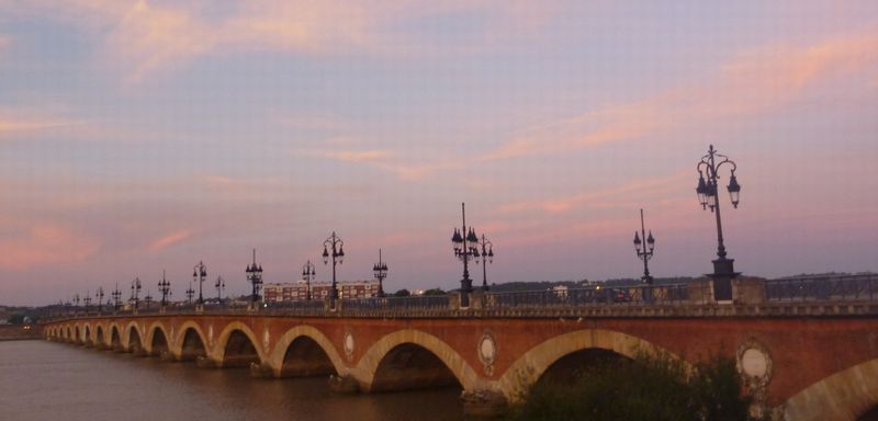 Arrivée du Glaude par Le pont de pierre à Bordeaux en 2010