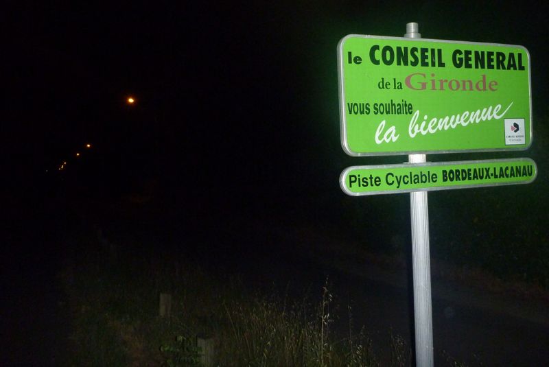 La piste cyclable de Bordeaux à Lacanau de nuit en 2010 ..