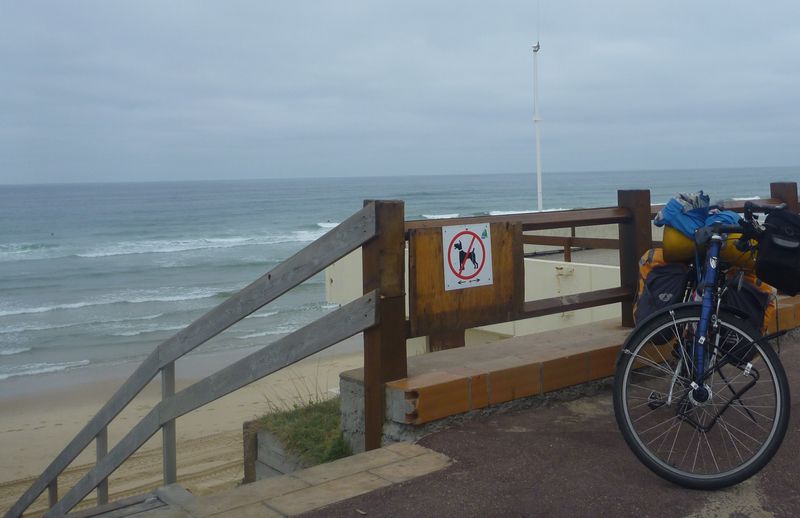 Fanette devant l'immensité de l'océan atlantique à Lacanau en 2010
