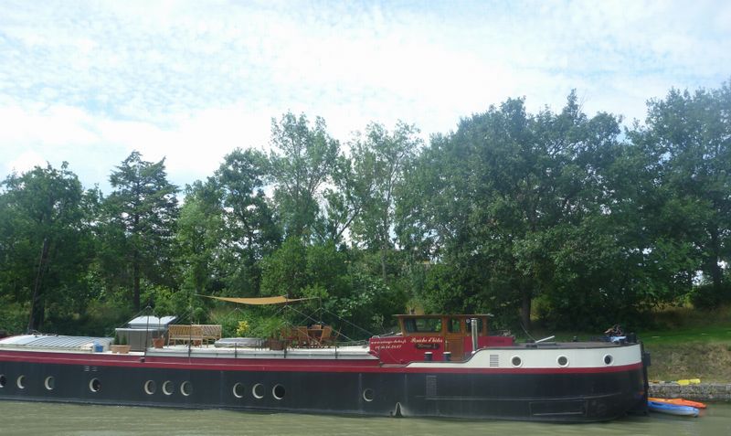 Une des nombreuses belles péniches sur le canal du midi en 2010