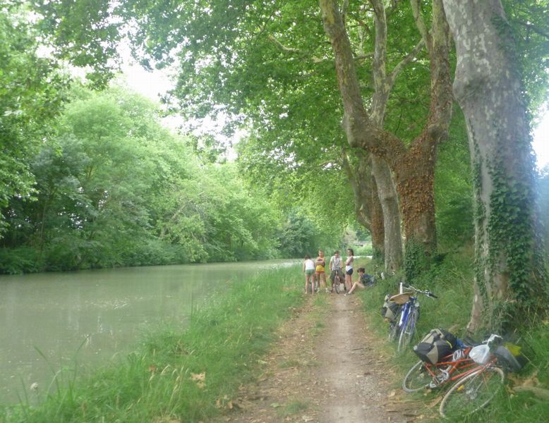 Halte cycliste le long du canal du midi pour ce groupe en 2010