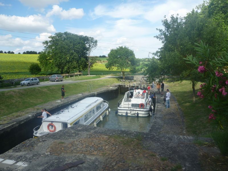Les plaisienciers lors de passage d'une écluse sur le canal du midi en 2010