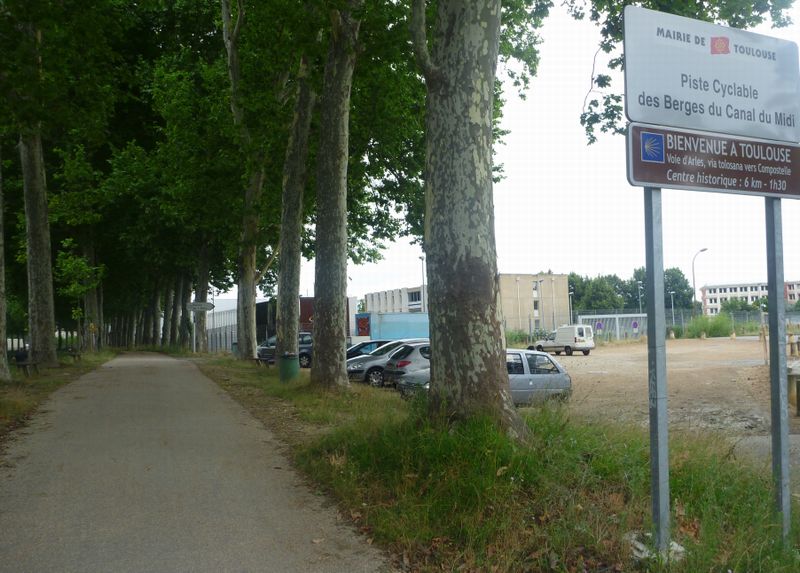 Arrivée de la piste cyclable à Toulouse, en même temps et lieu que les jacquaires en route vers Compostelle