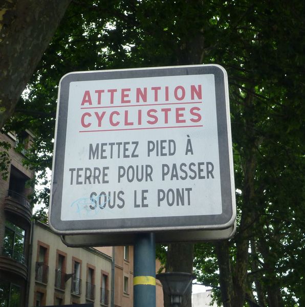 Non seulement il faut un casque, mais une bouée pour rouler à bicyclette le long du canl du midi