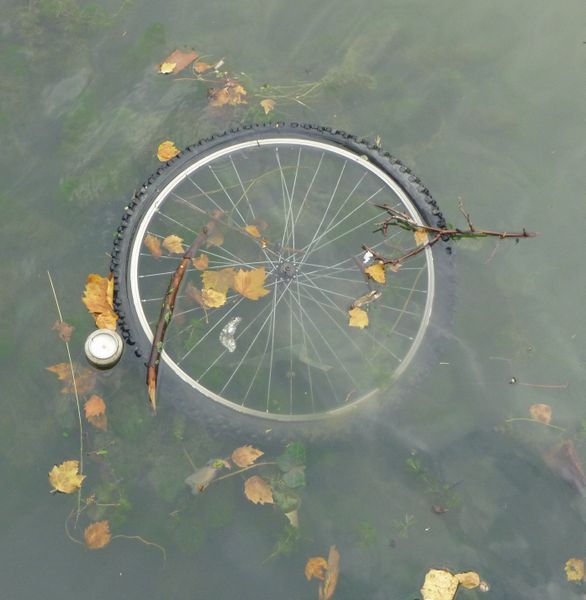 Roue de vélo et de bicyclette dans le canal du midi en 2010