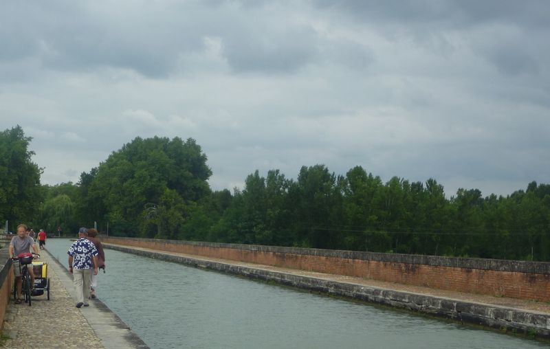Les vélos n'en mènent pas large sur les ponts canaux du canal du midi , la bouée est conseillée ..