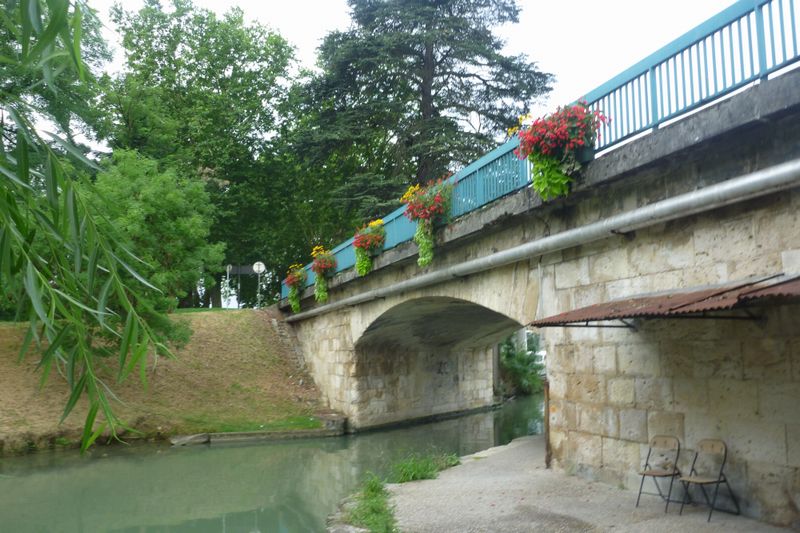 Ici pas de barrières sur la voie verte et bleue du canal du midi