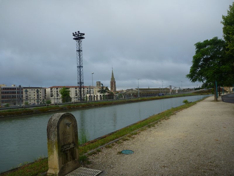 Ici à .. la piste cyclable est sur le parvis