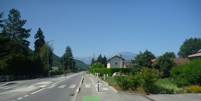 La route de Goncelin à Gieres en Gresivaudan est tres urbanisée et passante, mais ponctuée en pointillé de bandelettes dites cyclables ..