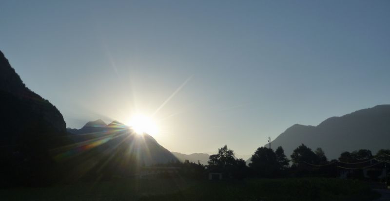 Lever de soleil sur le mont charvin un matin cyclotouriste d'aout 2010  Mont charvin