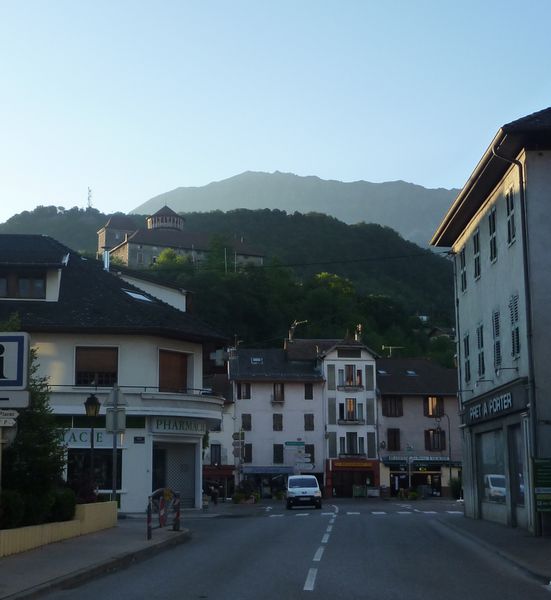 Le centre ville de Faverges, un petit matin de juillet 2010 : On the road by bike