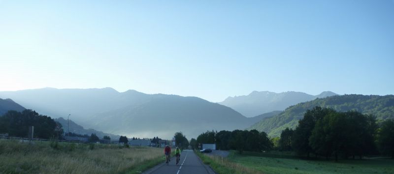 Piste cyclable à Ugine, un petit matin de juillet 2010 sous le Beaufortin