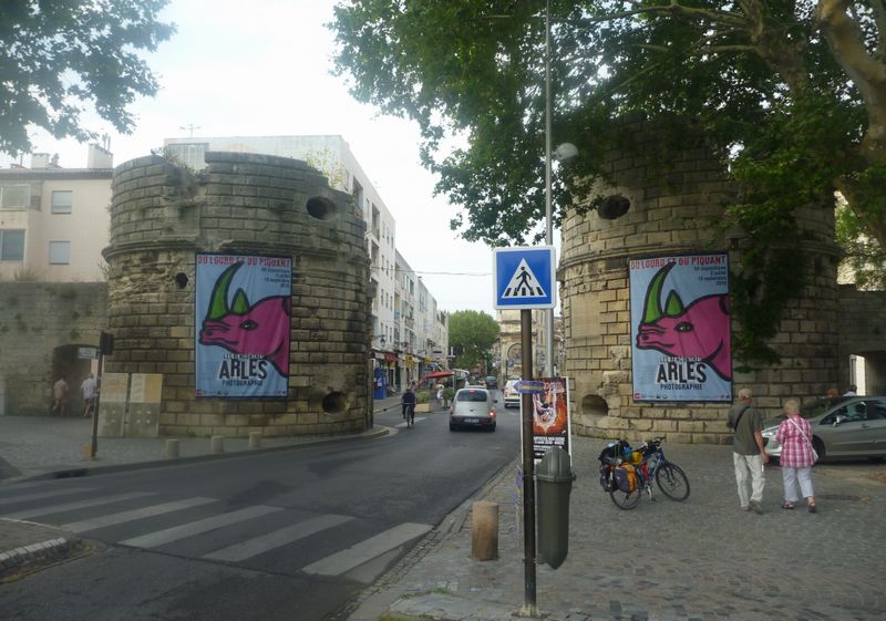 Entrée du vieux Arles par le Glaude en goguette en 2010
