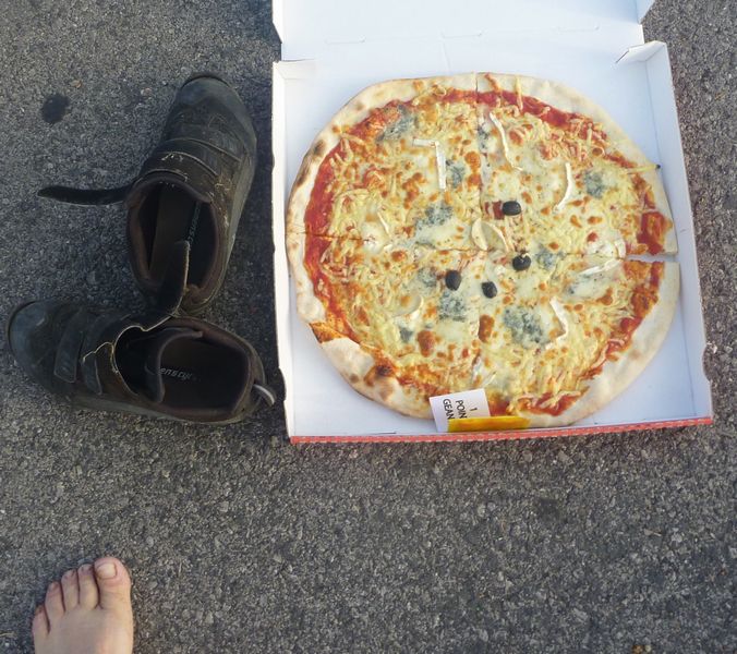 Manger une pizza sur l'asphalte d'un parking de sete surchauffé, c'est le pied ..