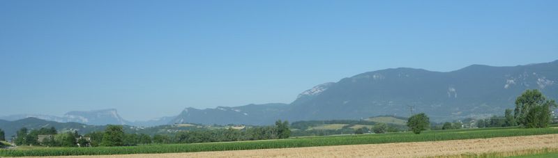 Le massif des Bauges sur la droite, le massif de la Chartreuse , séparés par le col et le Mont Granier