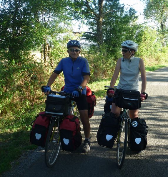 Couple de randonneurs équipés de la fameuse randoneuse 650 de la FFCT en 2010 along la Loire