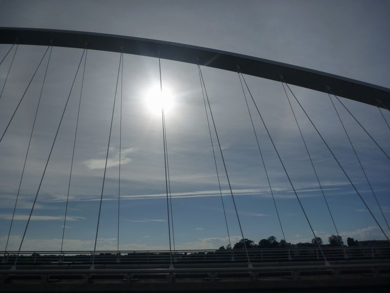 Pont avec bandes cyclables sur la Loire à Orleans