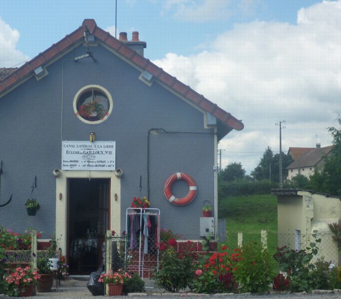 Belle écluse bleue sur la canal latéral à la Loire vue en 2010