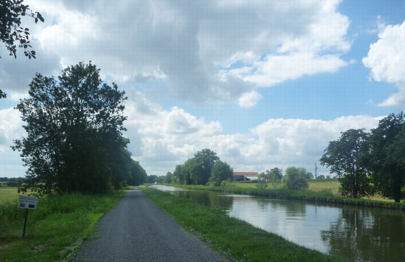 Voie gravillonée dite verte sur cet Euro vélo 6 along le canal d ela Loire en 2010