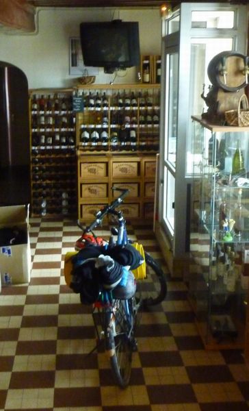 Fanette parmi ses copines de bouteilles de bons vins en 2010 dans un restaurant