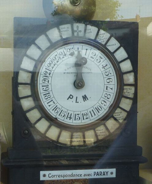 Horloge PLM en gare de Paray le Monial en 2010
