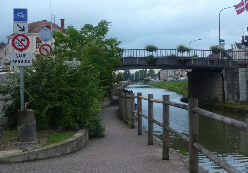 La voie verte le long du canal à Paray le Monial : Lol