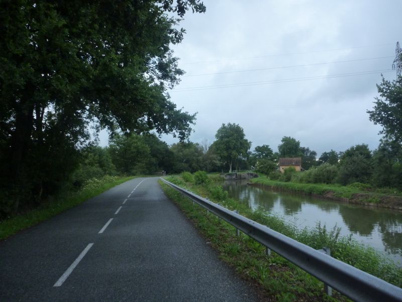 La D 974 est assez tranquille le long du canal latéral à la Loire