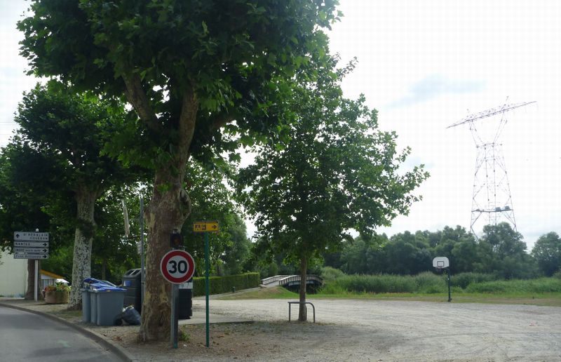 Attention, bien voir la balise provisoire dans la parking ici sur cet Euro vélo 6 en 2010 ..